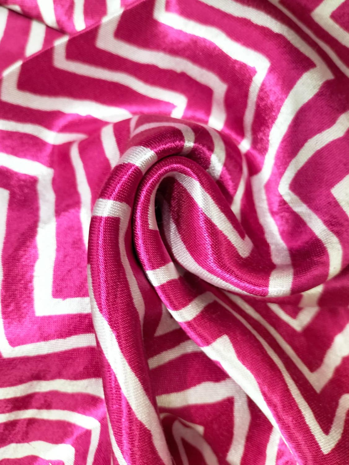 Pink Digital Printed Gajji Silk Zig Zag Design Fabric ( 1 Mtr ) - Luxurion World
