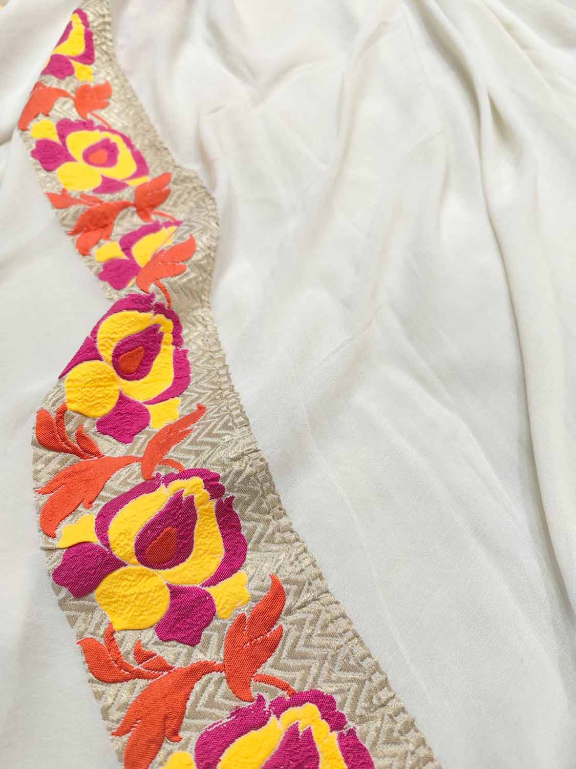 Dyeable Banarasi Handloom Pure Georgette Meenakari Saree - Luxurion World