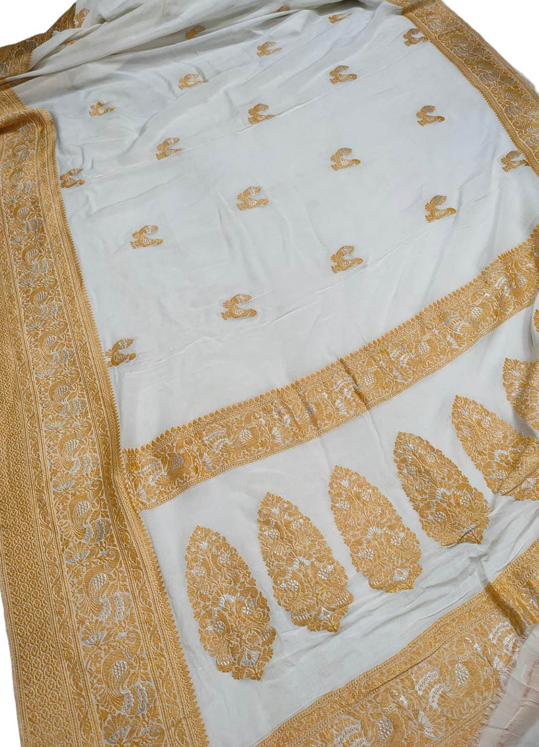 Dyeable Banarasi Georgette Saree: Handloom Pure Elegance - Luxurion World