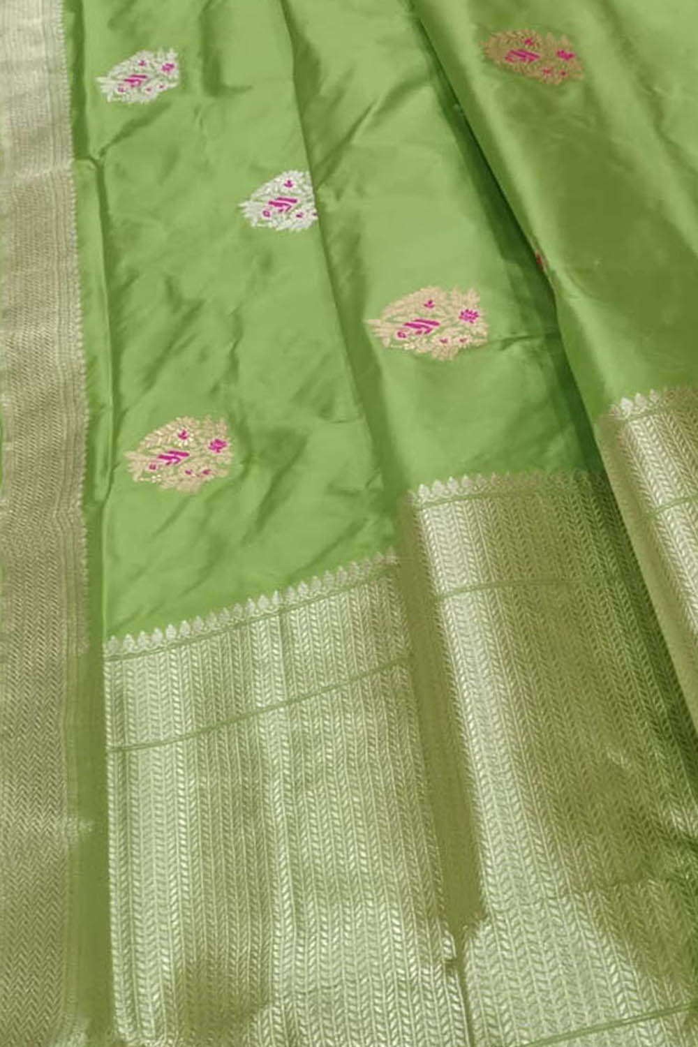 Green Banarasi Handloom Pure Katan Silk Saree - Luxurion World