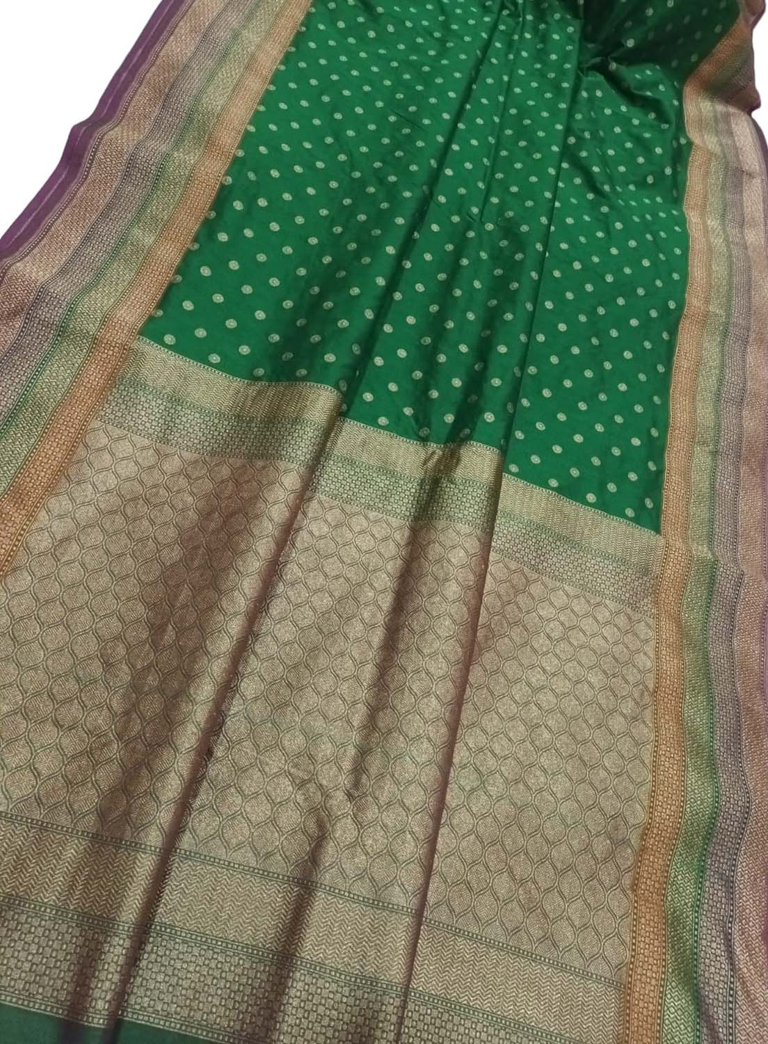 Exquisite Green Banarasi Silk Saree: Timeless Elegance and Grace - Luxurion World