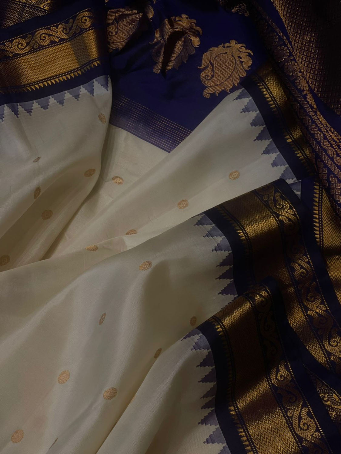 Off White Gadwal Handloom Pure Silk Saree - Luxurion World