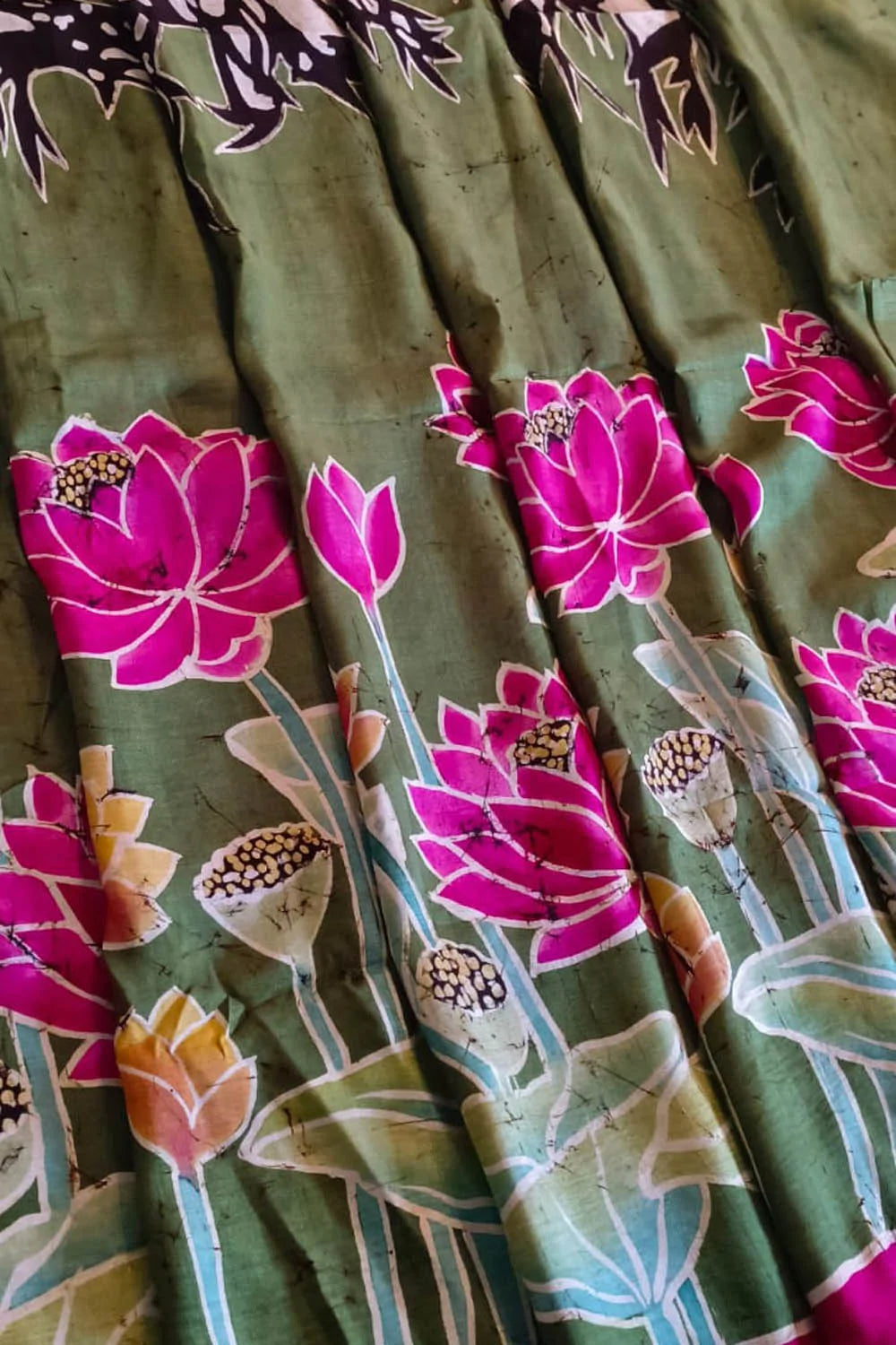 Green Batik Hand Painted Pichhwai Mulberry Silk Floral Design Saree - Luxurion World