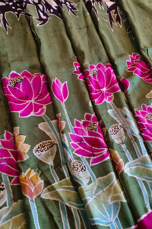 Green Batik Hand Painted Pichhwai Mulberry Silk Floral Design Saree - Luxurion World