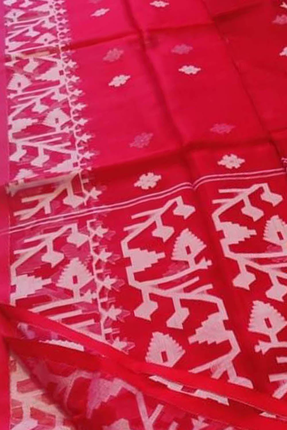 Exquisite Red Handloom Jamdani Muslin Saree: A Timeless Classic - Luxurion World