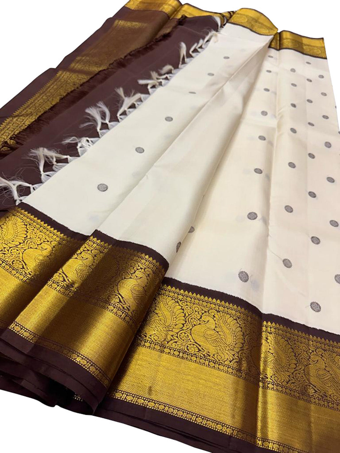 Exquisite Off White Kanjeevaram Handloom Pure Silk Saree: Timeless Elegance - Luxurion World