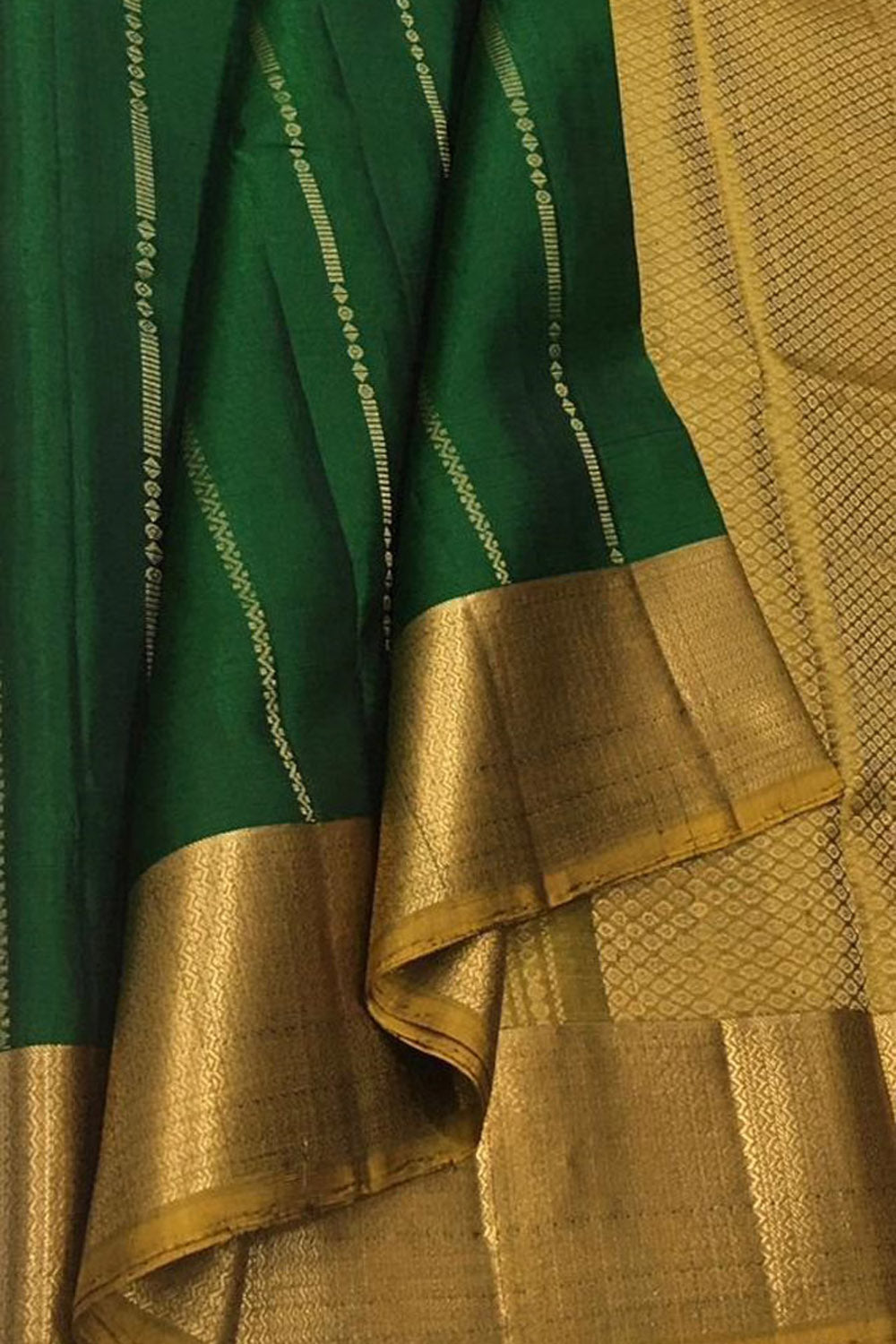 Exquisite Green Kanjeevaram Handloom Pure Silk Saree: Timeless Elegance - Luxurion World