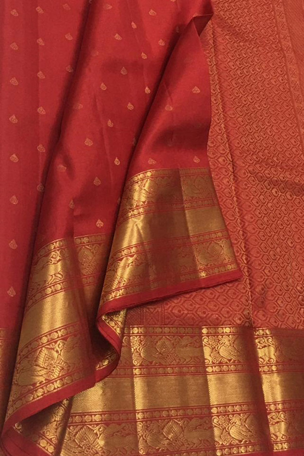 Exquisite Red Kanjeevaram Silk Saree - Handloom Beauty - Luxurion World