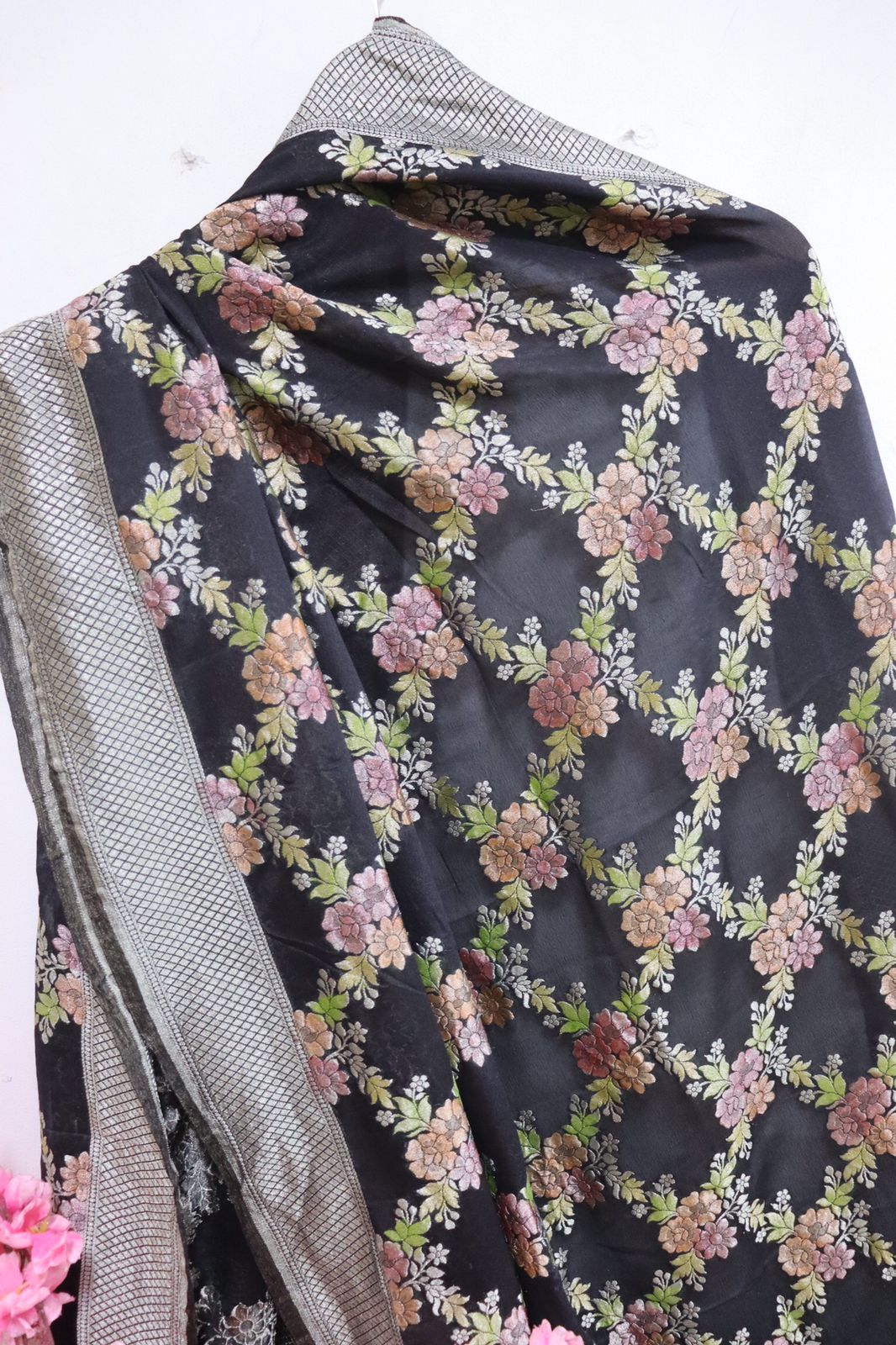 Black Handloom Banarasi Brush Dye Pure Georgette Dupatta - Luxurion World