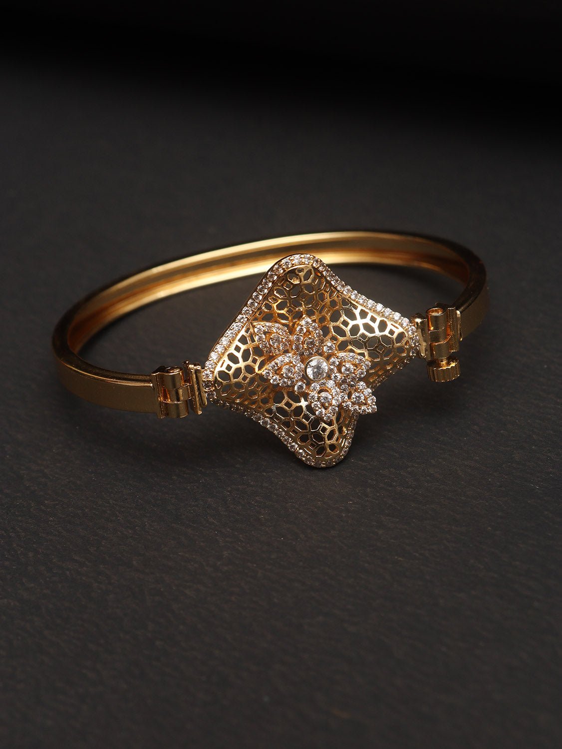 Golden Details Bangles - Embrace the Elegance of Indian Jewelry - Add a Touch of Tradition to Your Outfits - Luxurion World
