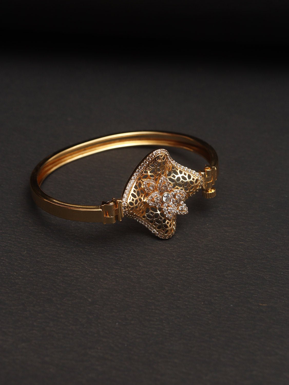Golden Details Bangles - Embrace the Elegance of Indian Jewelry - Add a Touch of Tradition to Your Outfits - Luxurion World