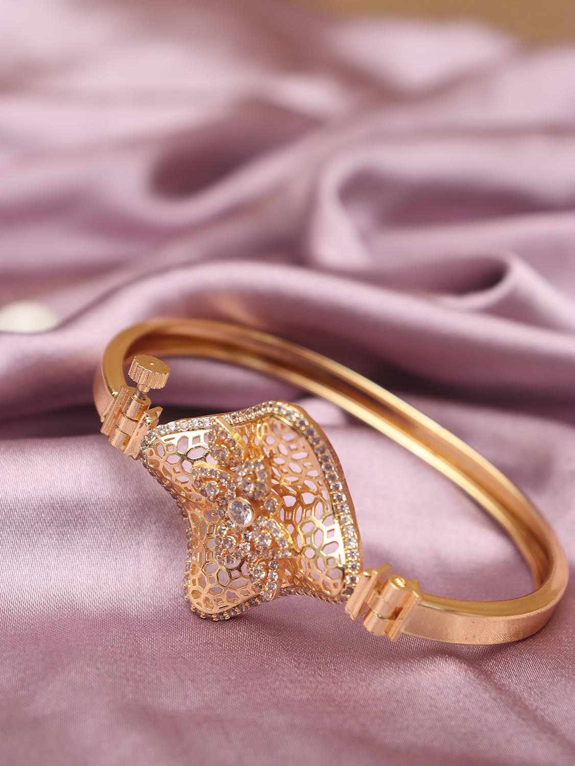 Golden Details Bangles - Embrace the Elegance of Indian Jewelry - Add a Touch of Tradition to Your Outfits - Luxurion World