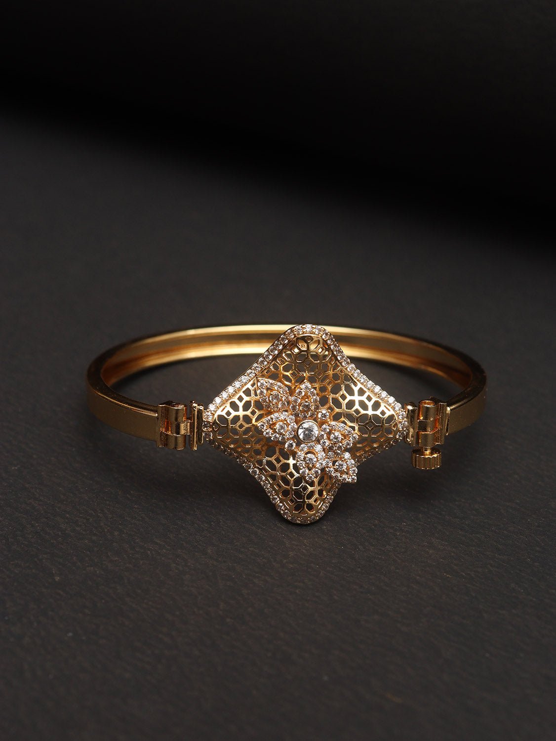 Golden Details Bangles - Embrace the Elegance of Indian Jewelry - Add a Touch of Tradition to Your Outfits - Luxurion World