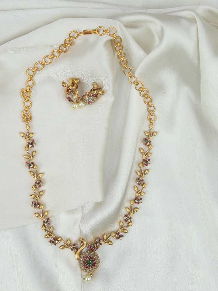Golden Grace - Elevate Your Style with Luxurionworld's Exclusive Necklace Set - Enhance your elegance and sophistication with this meticulously crafted brass necklace set from Luxurionworld. - Luxurion World