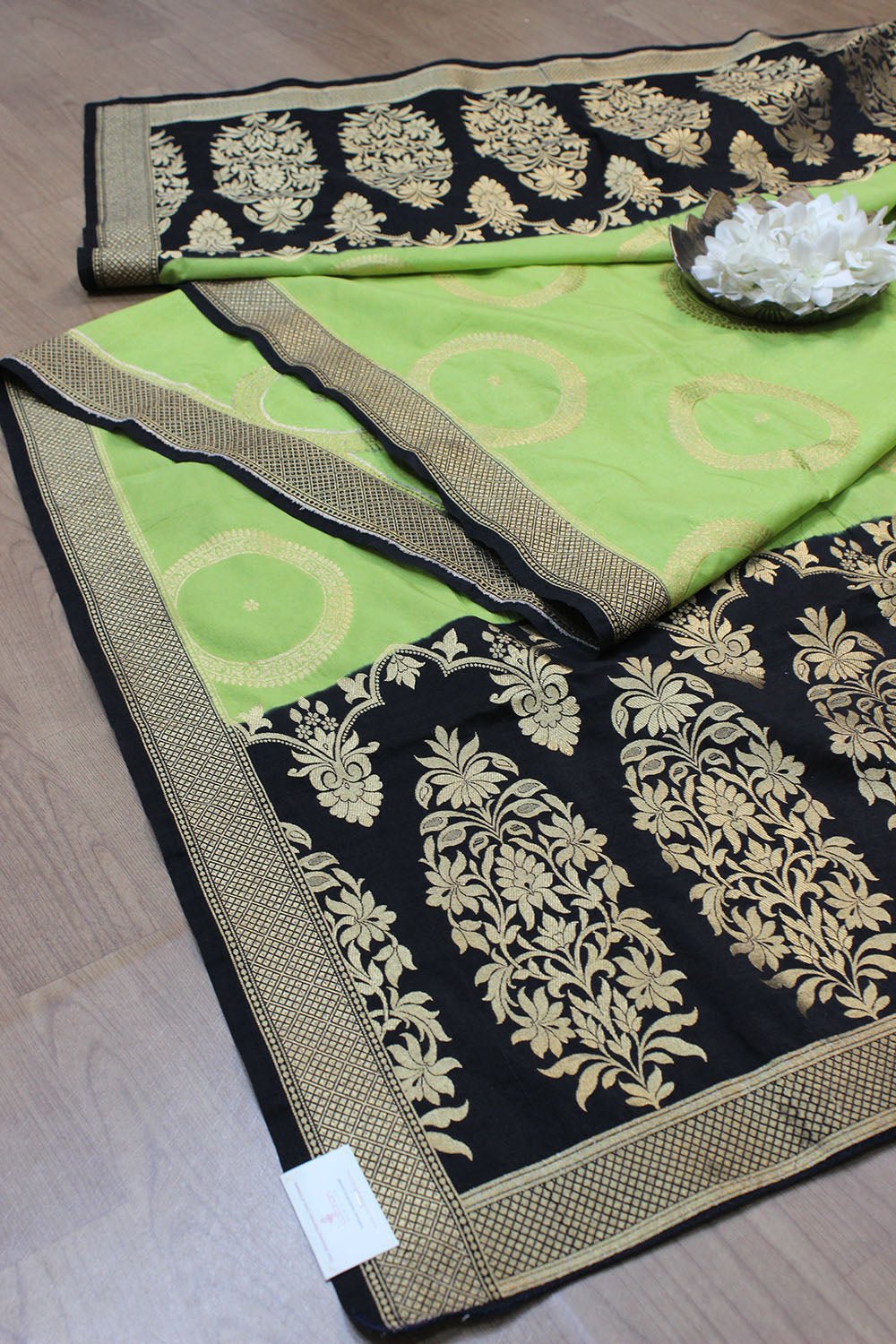 Green Banarasi Silk Dupatta: Ethnic Elegance at its Best!