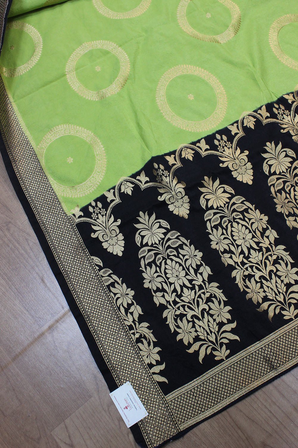 Green Banarasi Silk Dupatta: Ethnic Elegance at its Best! - Luxurion World
