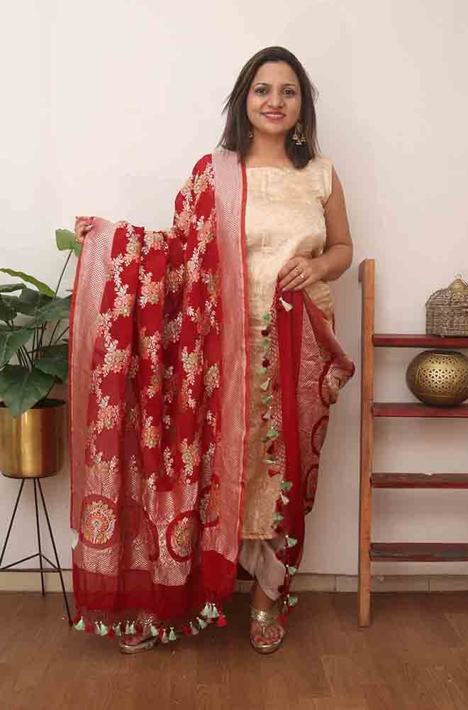 Maroon Handloom Banarasi Pure Georgette Brush Dye Dupatta - Luxurion World