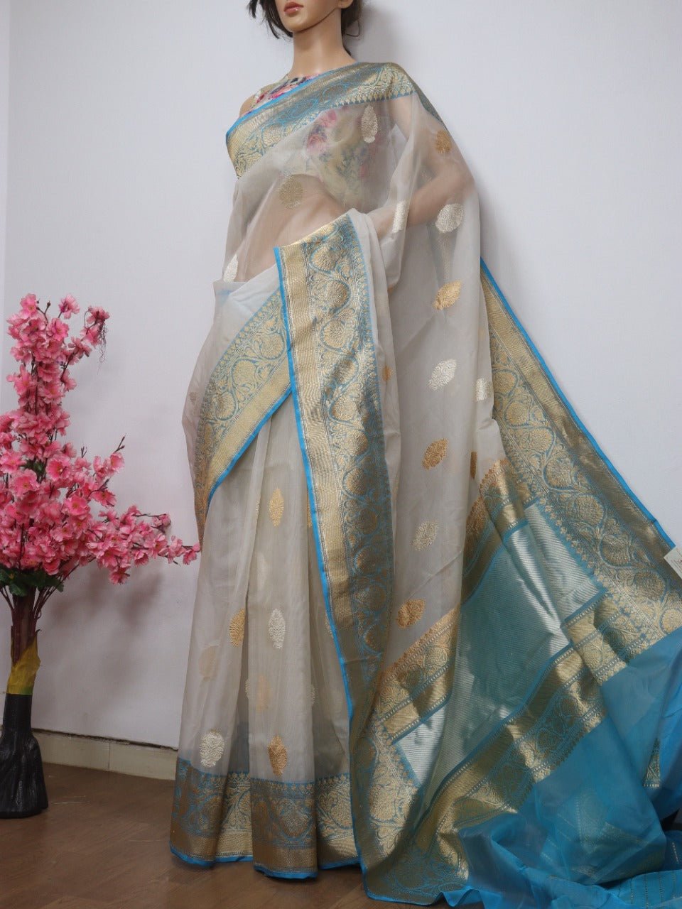 Off White Handloom Banarasi Pure Kora Silk Saree - Luxurion World