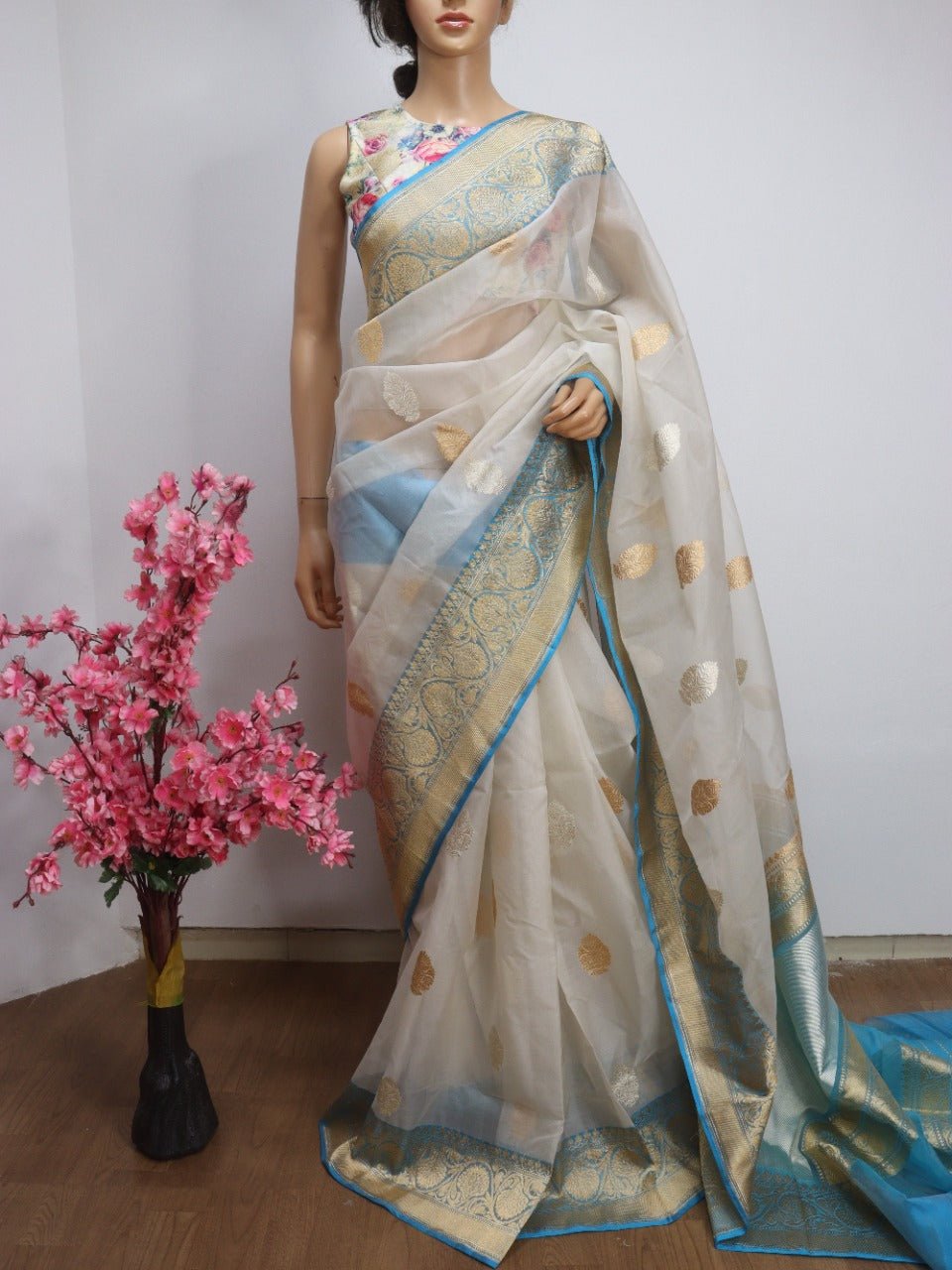 Off White Handloom Banarasi Pure Kora Silk Saree - Luxurion World