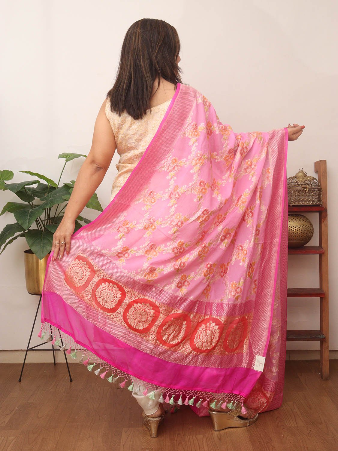 Pink Handloom Banarasi Pure Georgette Brush Dye Dupatta - Luxurion World