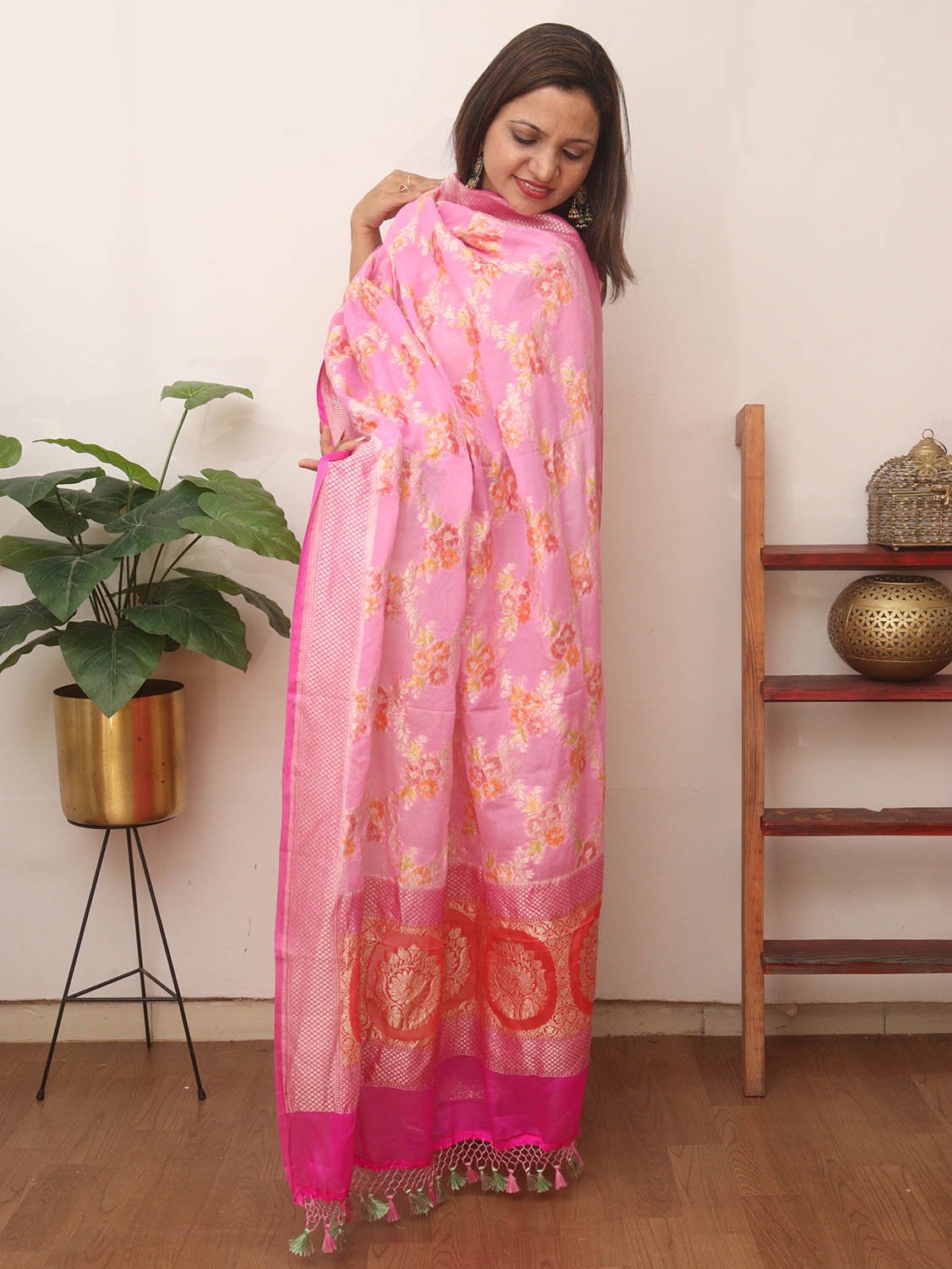 Pink Handloom Banarasi Pure Georgette Brush Dye Dupatta - Luxurion World