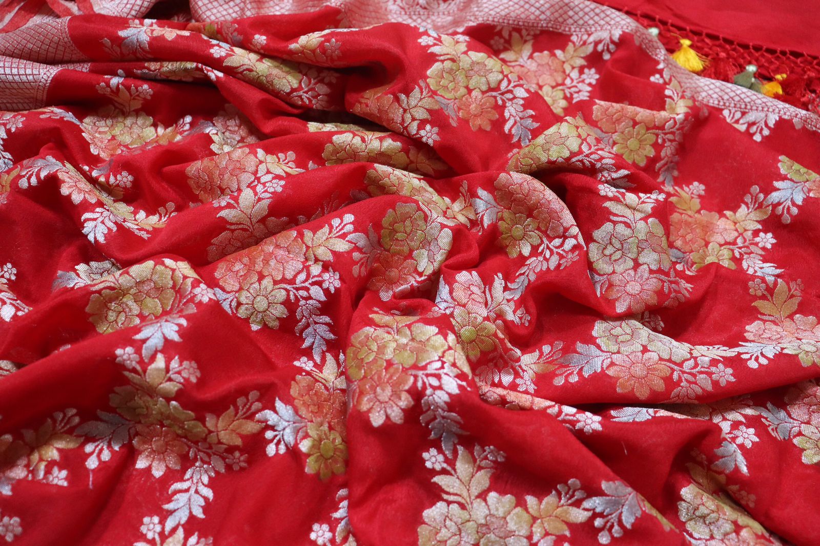 Red Handloom Banarasi Brush Dye Pure Georgette Dupatta - Luxurion World