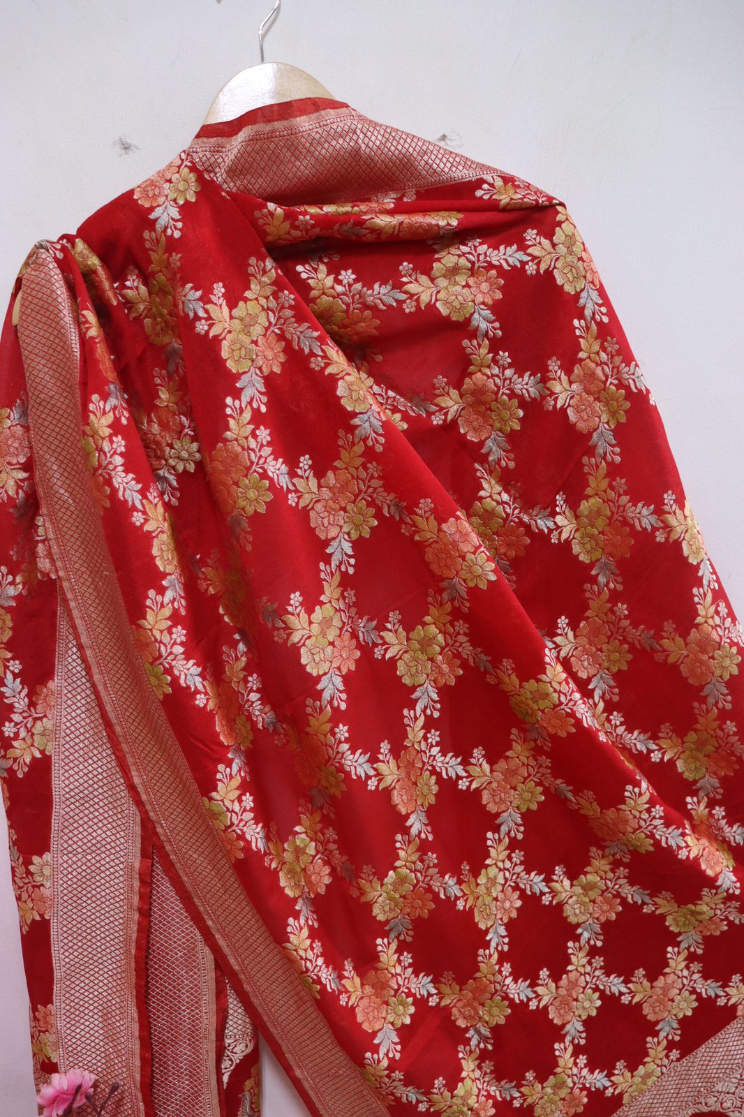 Red Handloom Banarasi Brush Dye Pure Georgette Dupatta - Luxurion World