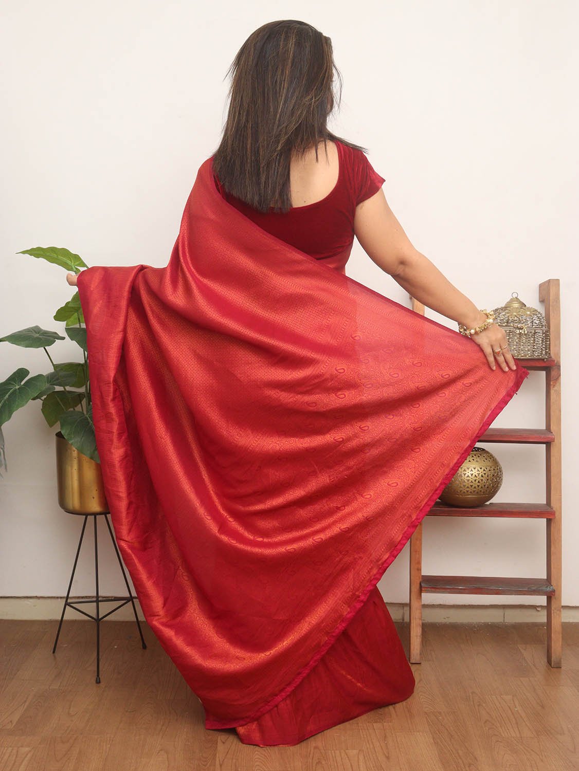 Exquisite Red Kanjeevaram Silk Saree: Timeless Elegance and Rich Tradition - Luxurion World